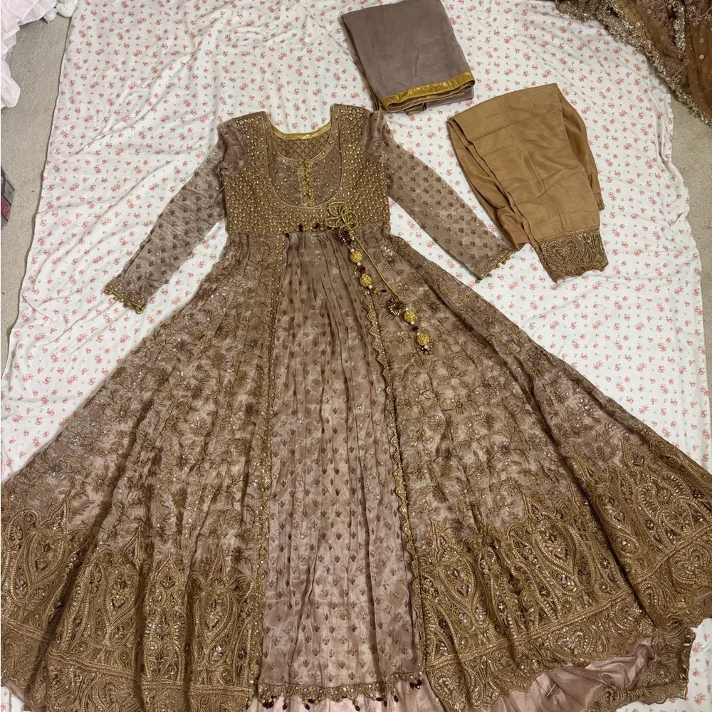 Chic Long Sleeve Beige and Gold Dress Pakistani (small size ) - Picture 2 of 7